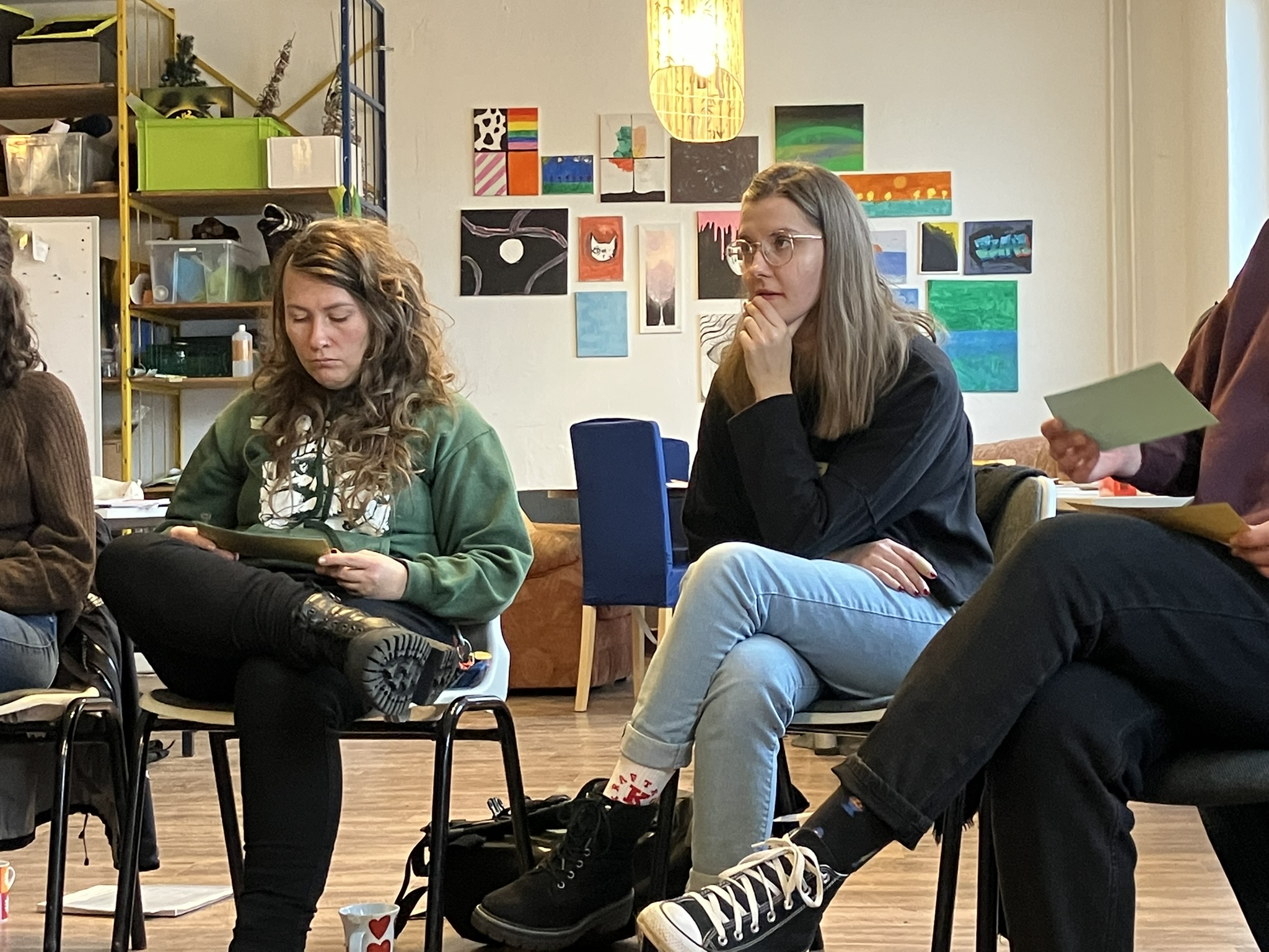 fachkräfte nehmen an fortbildung teil